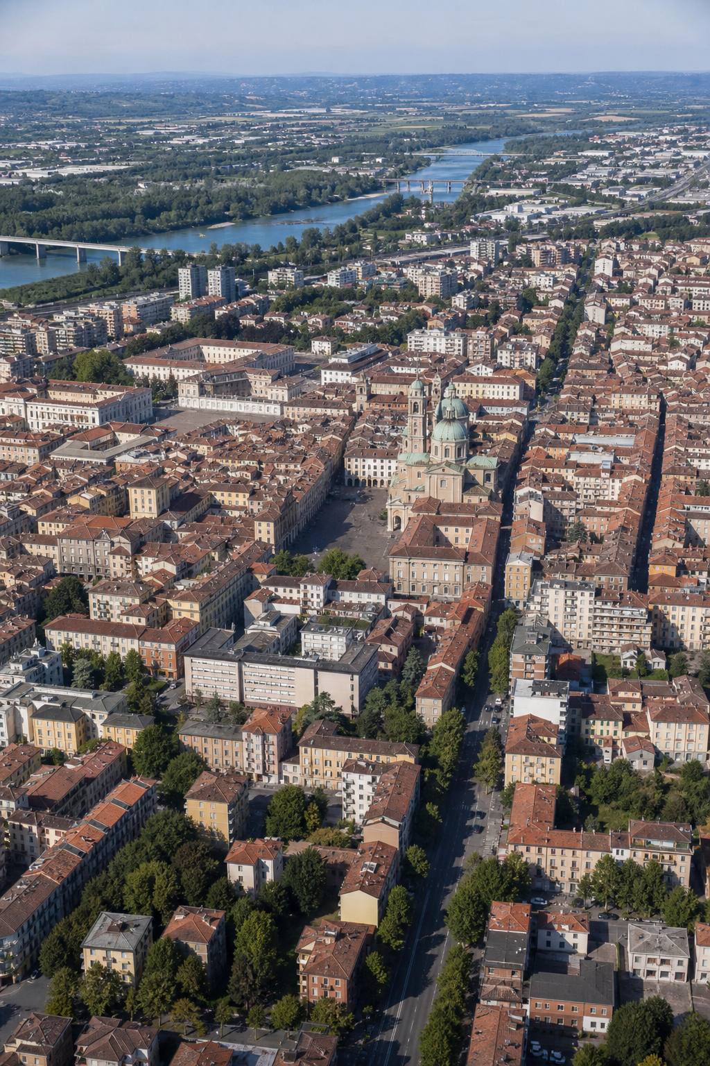 Una veduta aerea della città di Alessandria con il centro storico e le case residenziali, stile realistico. Alt: Veduta aerea di Alessandria